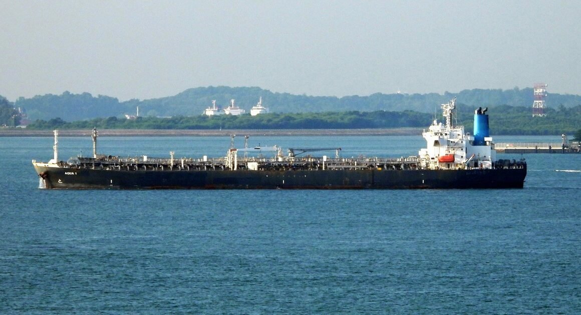 TÀU DẦU AQUA 1 BỊ TÊN LỬA HÀNH TRÌNH TẠI VÙNG NGOẠI KHƠI QATAR, IRAN TIẾP TỤC TẤN CÔNG KHU VỰC VÙNG VÀNH ĐAI Ả RẬP Ả RẬP THỐNG NHẤT.