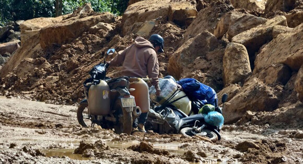 MƯA LÚA ĐÃ TRẠM, NHƯNG HẬU QUẢ KINH HOÀNG TRÊN ĐƯỜNG DỊCH MIỀN núi Quảng Ngãi còn lại khiến ai cũng xót xa.