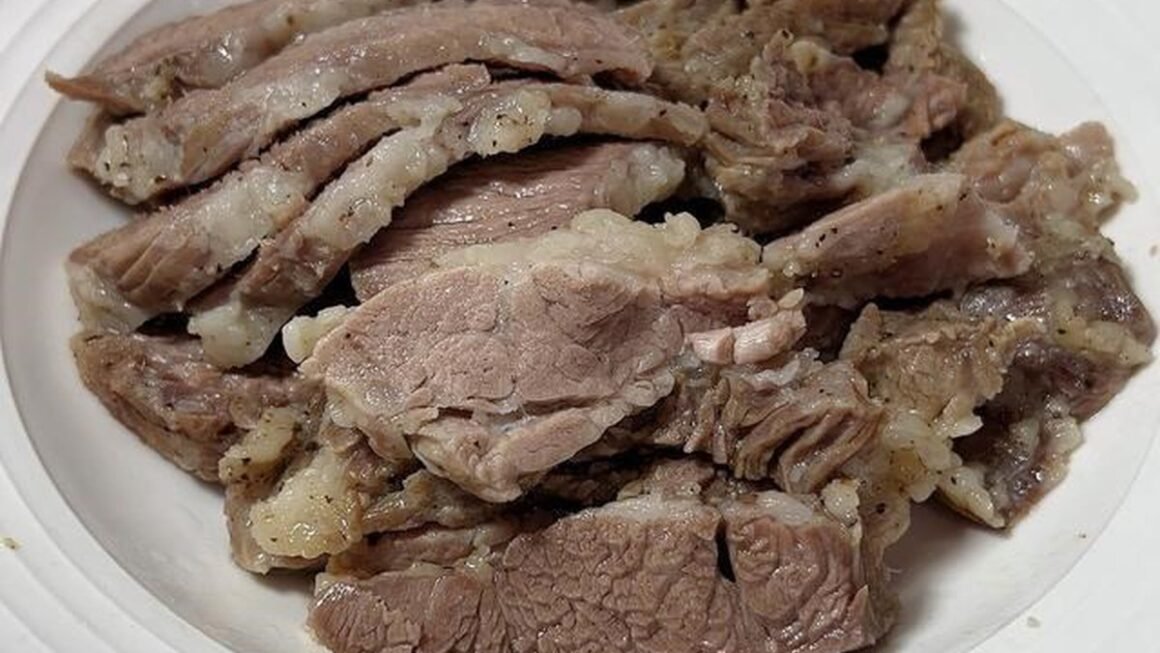 TẠI SAO THỊT LỢN LUỘC KHI NGUỘI VẪN CÓ VỊ TANH VÀ GÂY ĐAU HÀM KHI NHAI?