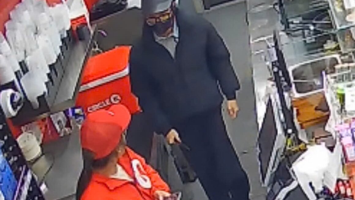 NGUỒN ĐỒN CAN QUÁI, NHIỀU NGƯỜI BỐN CHỐT TRANH CHẤP VỀ MỤC ĐÍCH VÀ BƯỚC TIẾN CỦA NHIỆM PHỦ HOÀNG MINH TIẾN TRONG VỤ CƯỚP TẠI CỬA HÀNG TIỆN LỢI.