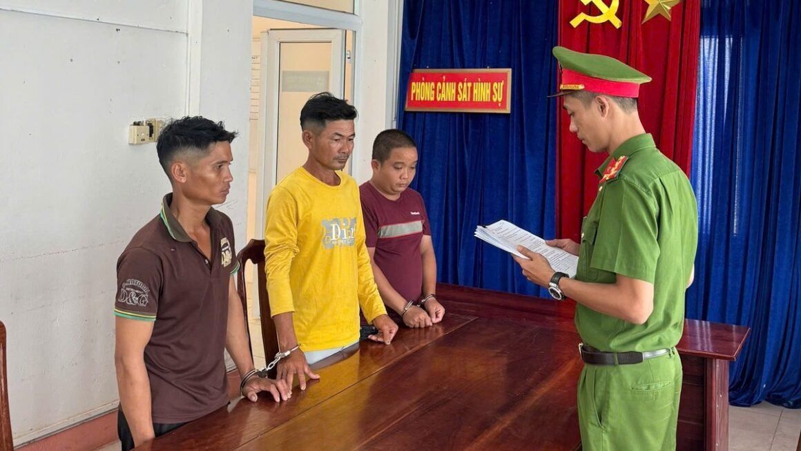 CHUYỆN BỊ CẢNH SÁT KHÁM PHÁ: ĐÀN TRÂU HOẢNG SỢ, ĐÀN ÔNG TỪ TỐC HÀNH HUNG NGƯỜI ĐIỀU TRA!