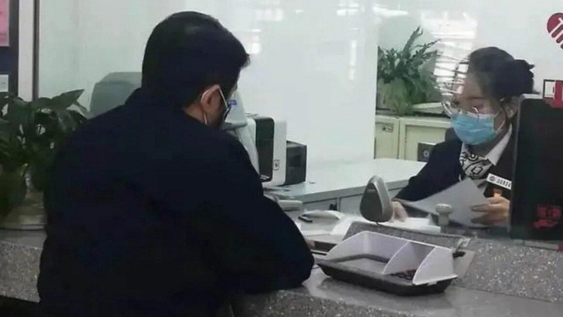 CHỈ VÌ MỘT TIN NHẮN MƯỢN TIỀN, NGƯỜI ĐÀN ÔNG TRUNG QUỐC SUÝT MẤT HẾT TÀI SẢN LẶNG LẼ NGỜ VỤT KHỎI TRƯỚC MẶT