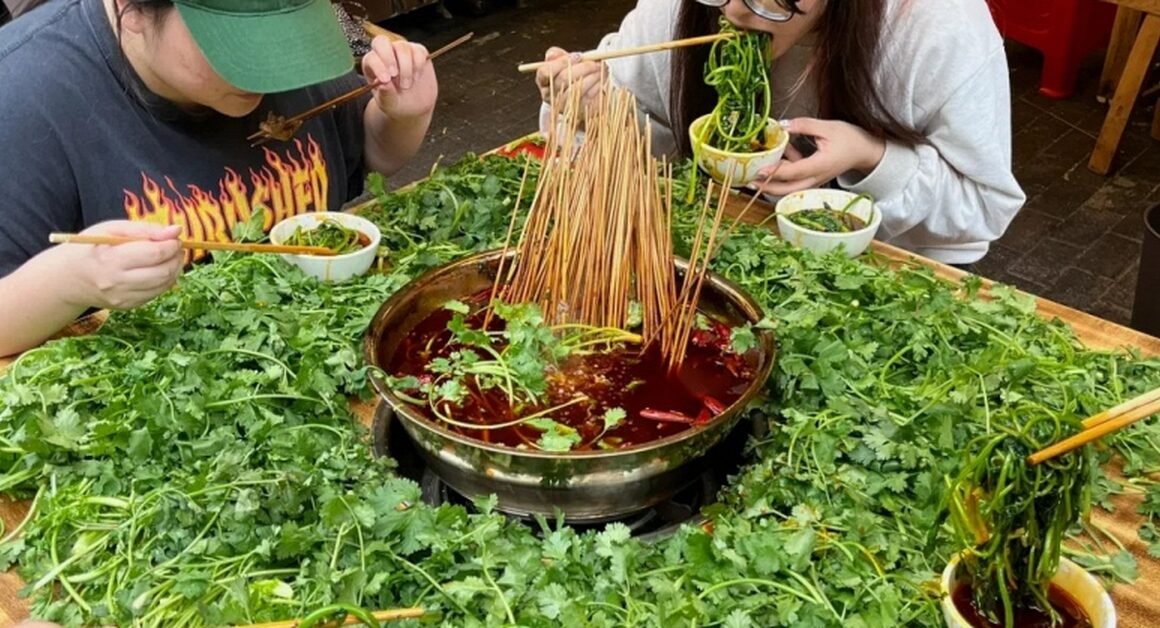 BỨC ẢNH BÀN LẨU RỒNG RỖI RAU MÙI GÂY BÃO MẠNG XÃ HỘI, AI CŨNG NÊN XEM!