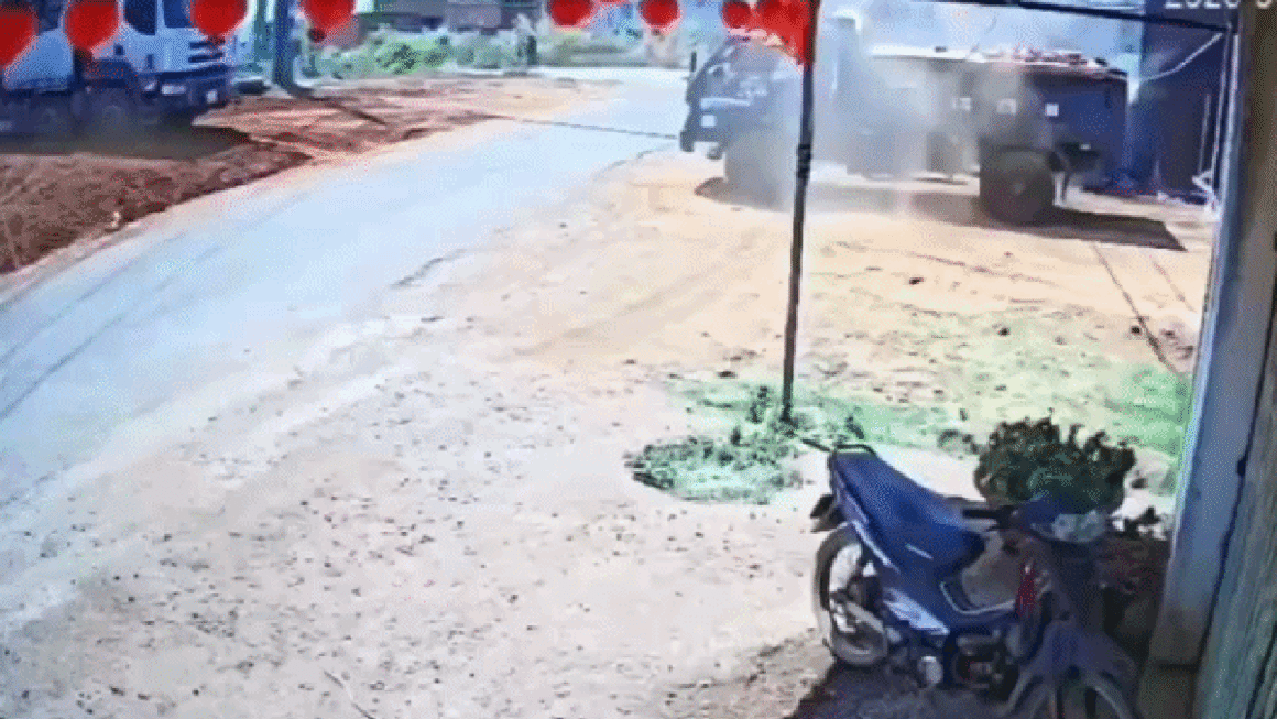 NGƯỜI CHÚ RỂ ĐI MUA ĐÁ LẠNH GIẢI KHÁT GẦN NGÕ, BẤT NGỜ GẶP NẠN.