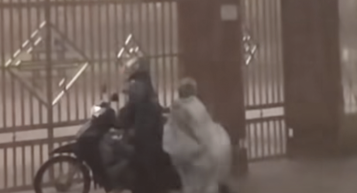 HẠNH PHÚC ĐƠN GIẢN, CHỈ CẦN BIẾT AI ĐÓ LUÔN Ở PHÍA SAU MÌNH.