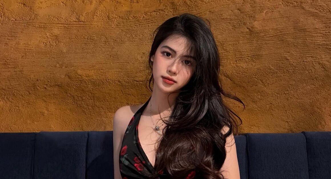 BẬT MÍ: CHỈ TRONG MỘT THÁNG, SỐ THEO DÕI CỦA CÔ GÁI NÀY TRÊN MXH ĐANG GẦN TIẾN GẤP ĐÔI!