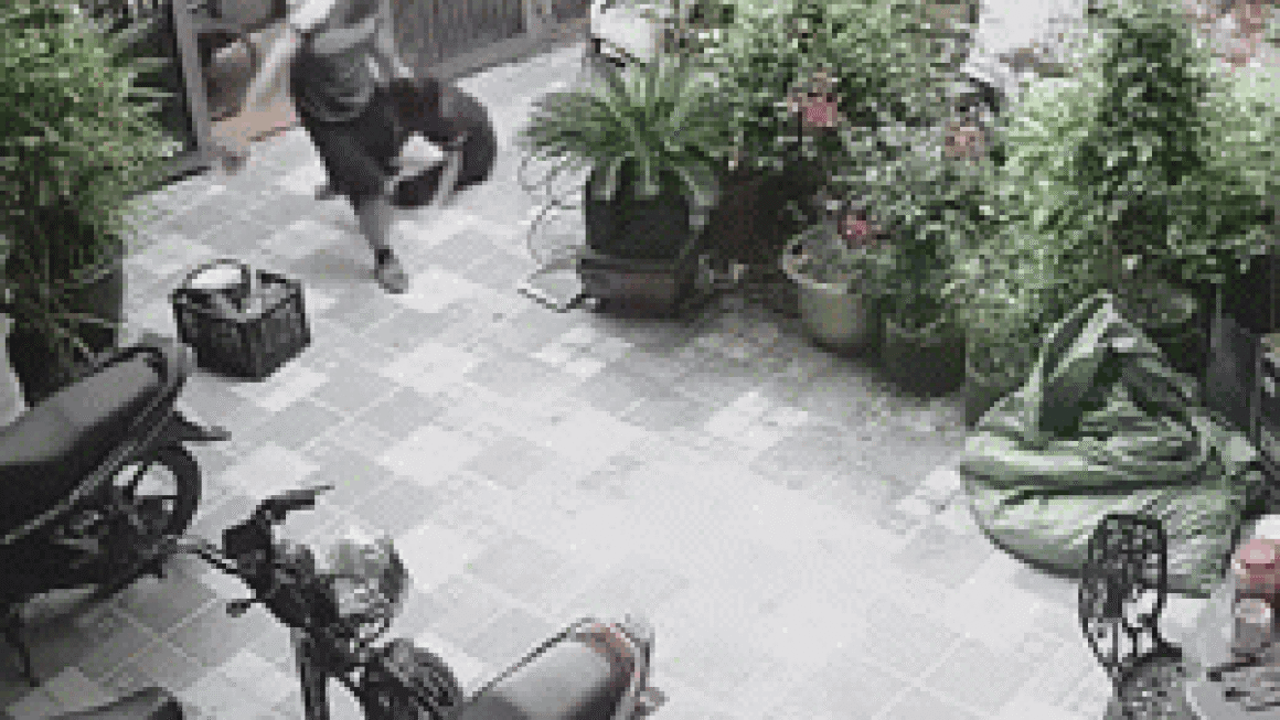 NGƯỜI VỢ TỰ CHỤP LẠI HÀNH VI HÀNH HUNG TRÊN CAMERA AN NINH TRƯỚC BẠN CHỒNG, GÂY CHÓANG VÁCH TRUYỀN THỐNG.