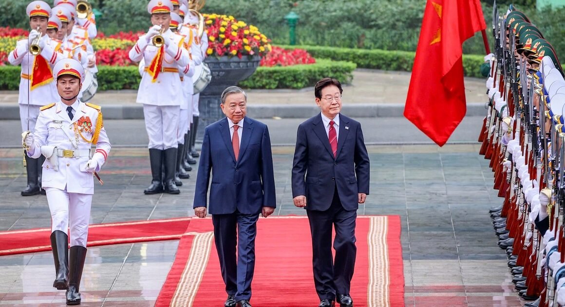 TO LÂM VÀ PHU NHÂN ĐÓN CHÀO TỔNG THỐNG HÀN QUỐC VỚI NHỮNG CẢM XÚC ĐẶC BIỆT TRONG NGÀY TÁC ĐỘNG LỊCH SỬ NGÀY 22.4