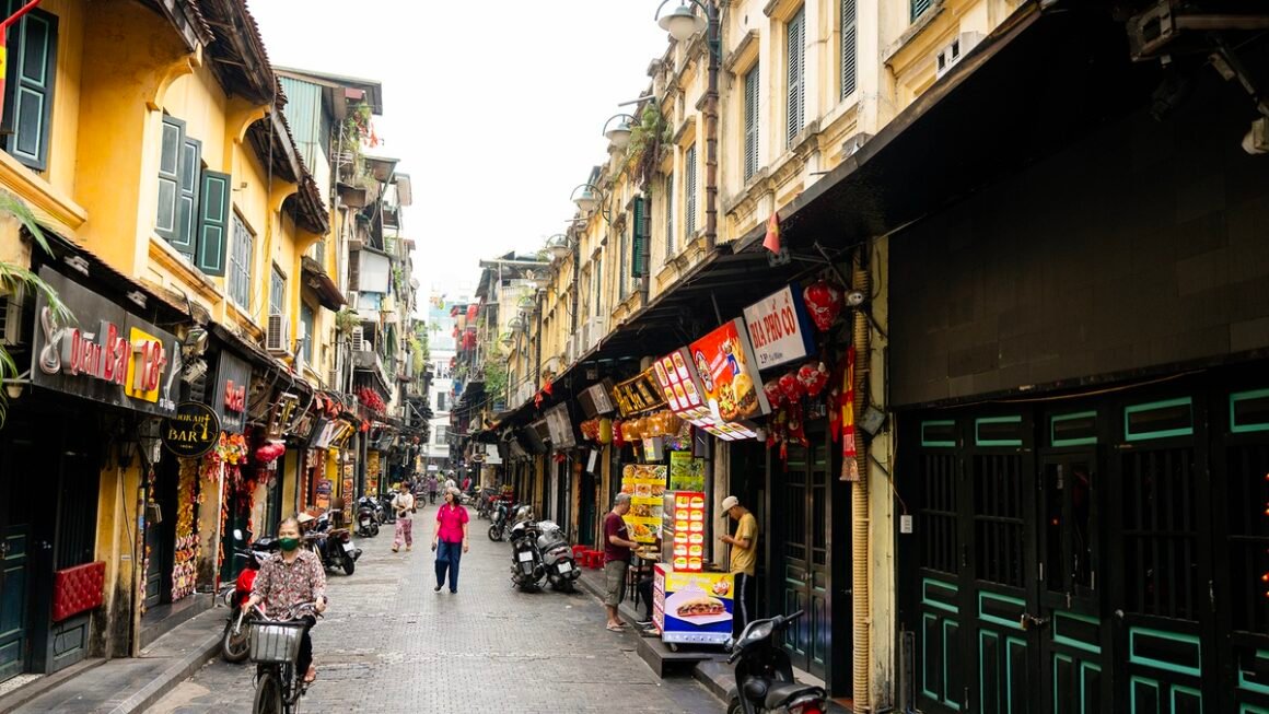 SAU 4 THÁNG SIẾT CHẶT QUẢN LÝ VỈA HÈ, HÀ NỘI BÙNG SỐT VỚI MỘT DIỆN MẠO “LẠ” KHI PHỐ XÁ GỌN GÀNG, THOẢI MÁI HƠN NHƯ THẾ NÀO?