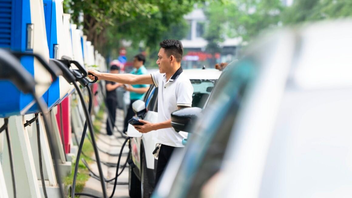 KHÔNG CHỈ LÀ VẬN TẢI, SỰ PHỦ SÓNG TRẠM SẠC ĐIỆN CÒN MỞ RA CƠ HỘI THAY ĐỔI TƯƠNG LAI CHO NGƯỜI LÀM DỊCH VỤ!