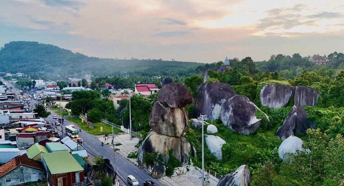 KHÁM PHÁ ĐỊA ĐIỂM KỲ LẠNG CHÂU, NƠI BÃI SA MẠC DỨT NẮT GIỮA ĐỜI THƯỜNG!