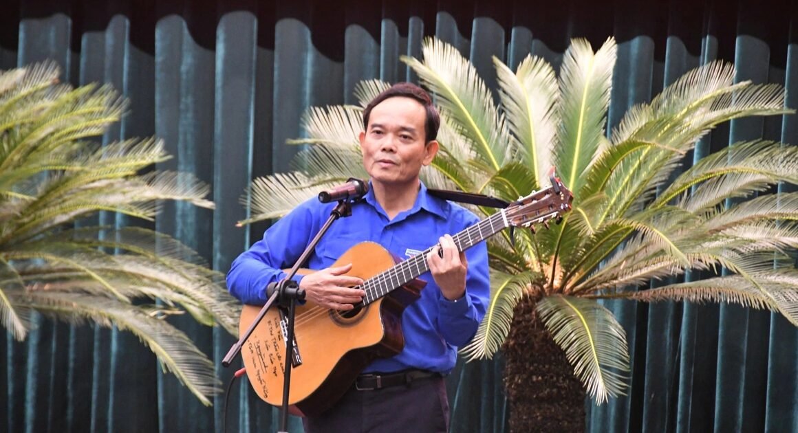 BÍ THƯ THÀNH ỦY TP.HCM  ÔM ĐÀN HÁT TẶNG THANH NIÊN GÂY KHÁN GIẢNG NGẠC NHIÊN