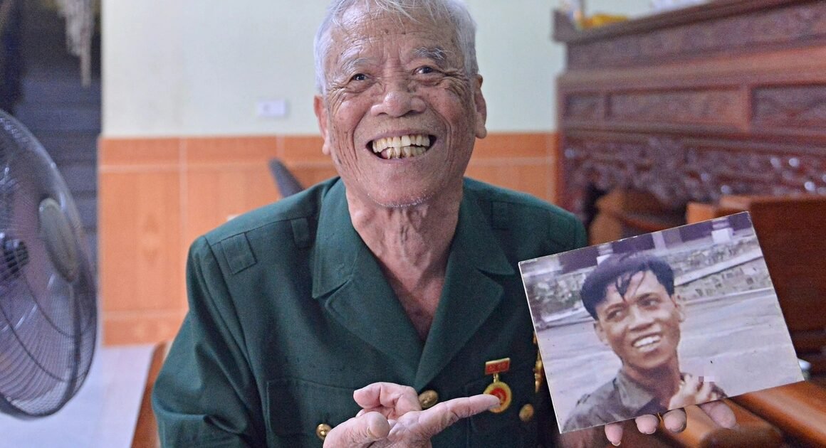 KHOẢNH KHẮC LỊCH SỬ VƯỢT THỜI GIAN VẪN CHIẾU SÁNG TRONG TRÁI TIM CỰU CHIẾN BINH NGUYỄN HỮU CỬ!