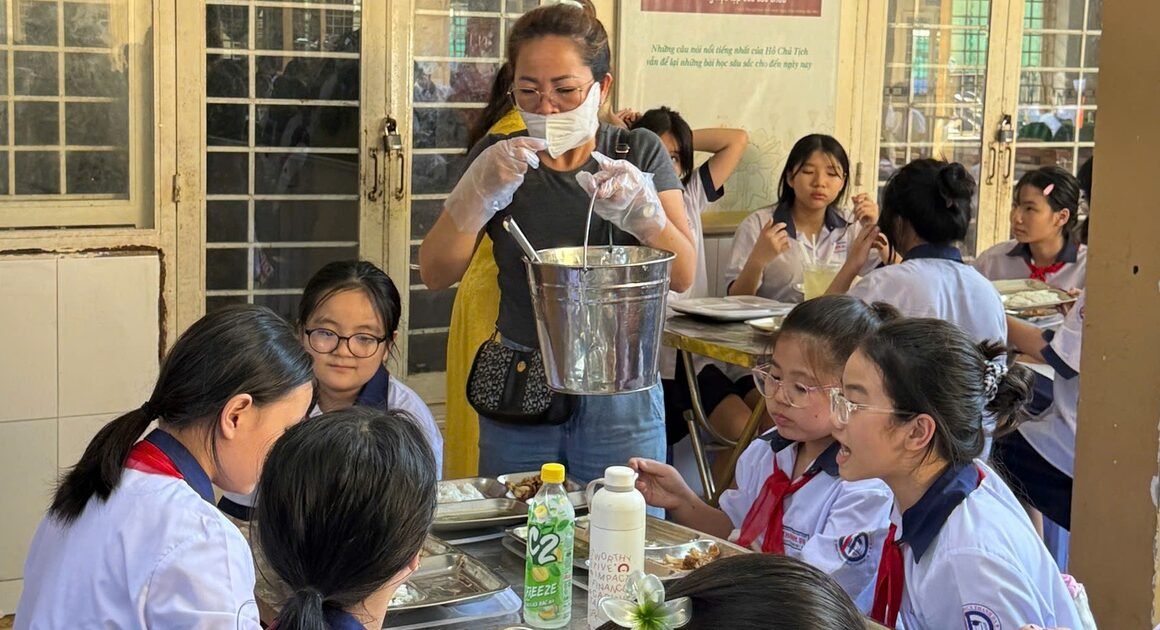 SỰ VIỆC NGHI HỌC SINH TIỂU HỌC BỊ NGỘ ĐỘC THỰC PHẨM CHƯA KẾT THÚC, TRƯỜNG THẮNG THIẾT ĐĂNG TĂNG LẠI CẢNH GIÁC!