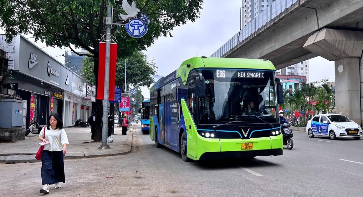 CHÙM THÔNG TIN VỀ MIỄN VÉ XE BUÝT TẠI HÀ NỘI: SỰ THẬT BẠN CẦN BIẾT!