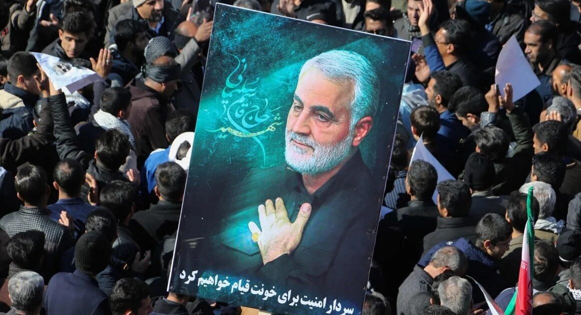 AI CẬP NHẬT MỚI NHẤT: 2 BẬC THẦY CỦA TƯỚNG SOLEIMANI BỊ BẮT GIỮ TẠI MỸ SAU KHI BỊ THU HỒI QUYỀN CƯ TRÚ!