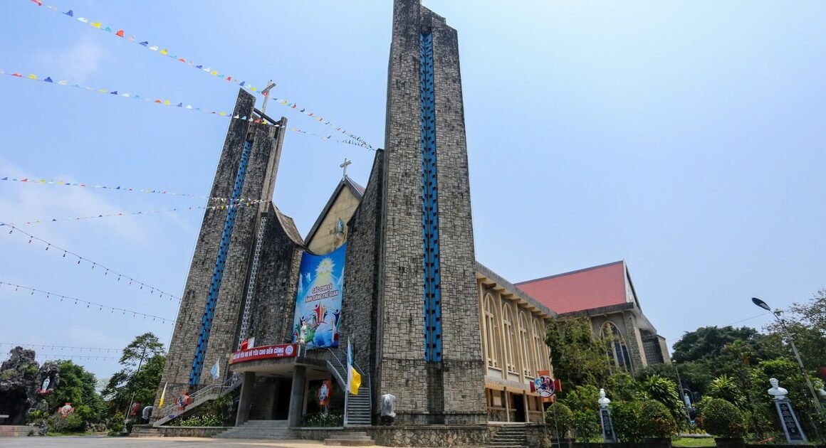 KHÁM PHÁ NỖI ĐỀU ĐẶC BIỆT CỦA NHÀ THỜ PHỦ CAM, MỖI MÁI CẦU, TÁI TẠO KHÔNG GIAN SUỐT HƠN 50 NĂM!