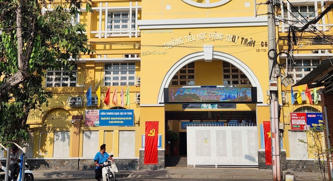 DẤU HIỆU NGỘ ĐỘC THỰC PHẨM TẠI TRƯỜNG TIỂU HỌC ĐẶNG THÙY TRÂM SỐC NƯỚC MẮT PHỤ HUYNH!
