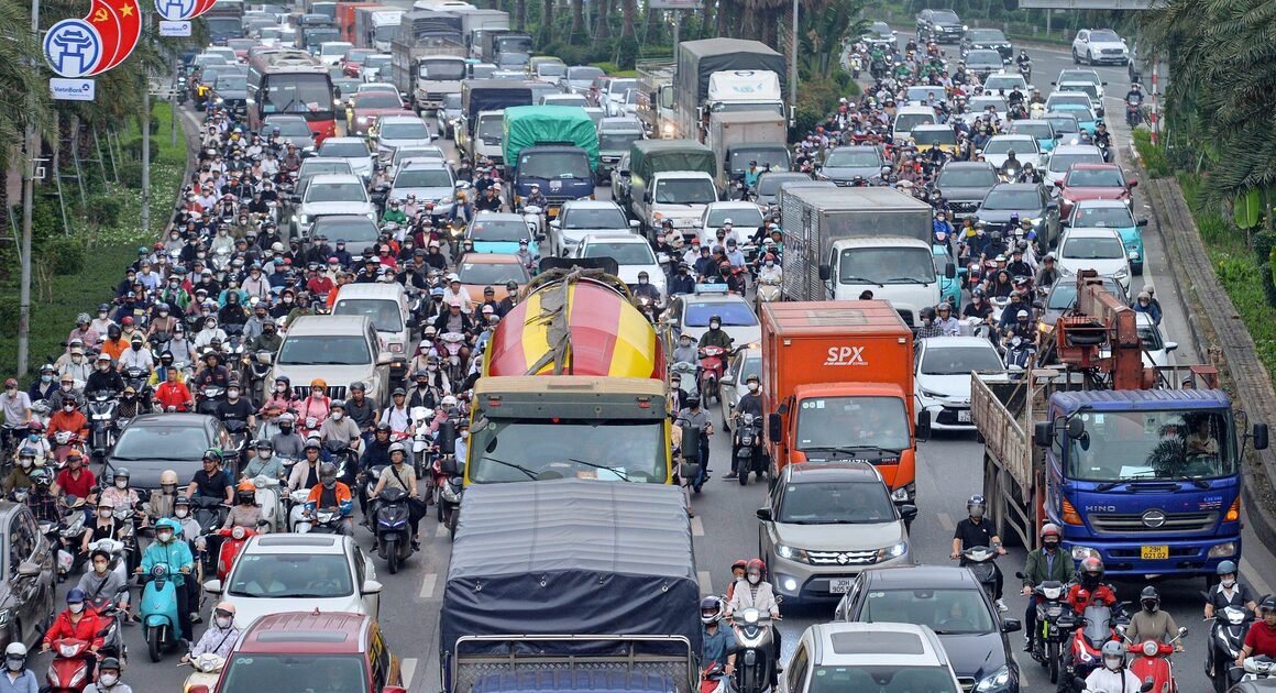 ĐƯỜNG THĂNG LONG NÓNG BỎNG VÌ RÀO CHẮN ĐANG GÂY RA NỖI KHỔ CHO CAO TỐC!