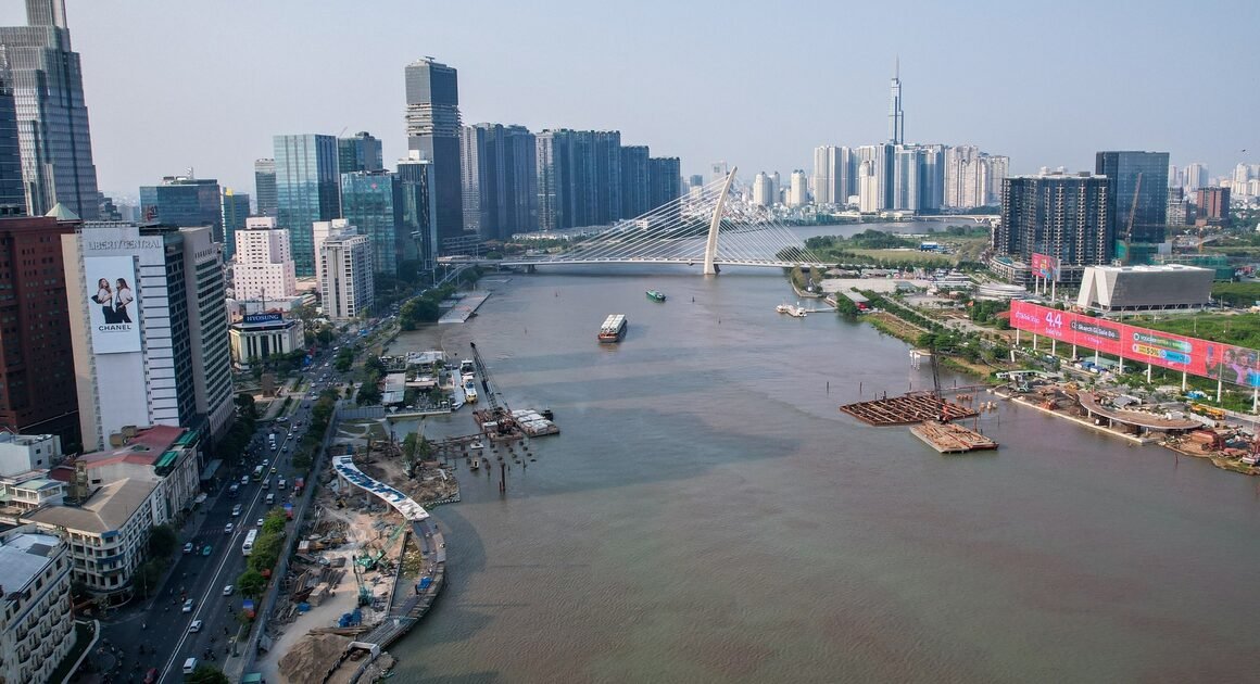 KHÁM PHÁ DÂY CẦU VÀNG MỚI KẾT NỐI BẾN BẠCH ĐẲNG VỚI THỦ THIÊM, ĐANG DẦN DƯNG LỘ DIỆN SAU MỘT NĂM THI CÔNG!