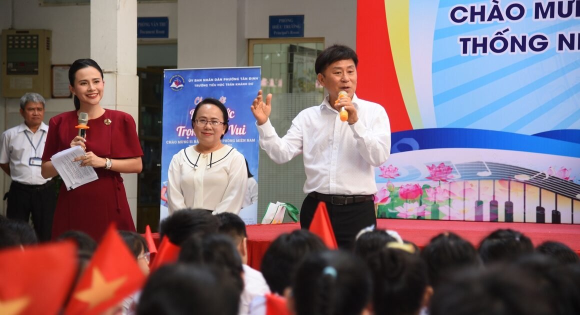 KHI CÁC EM HỌC SINH VÀ NGHỆ SĨ NHÂN DÂN CÙNG HÁT “ĐẤT NƯỚC TRỌN NIỀM VUI,” LÒNG YÊU NƯỚC BỖNG NGỜI TRÀN DẬP!