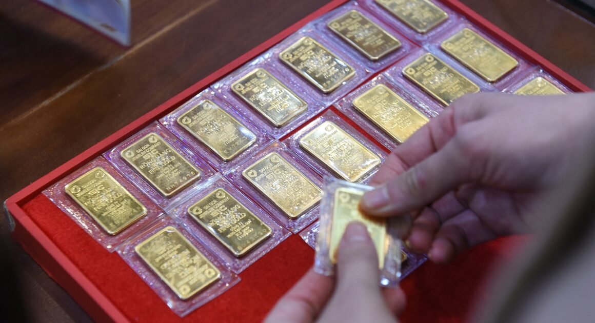 GIÁ VÀNG MIẾNG SJC CHIỀU HƠN 3 TRIỆU ĐỒNG/LƯỢNG, BẠC BAY MẤT 2 TRIỆU ĐỒNG/KG TRONG NGÀY!