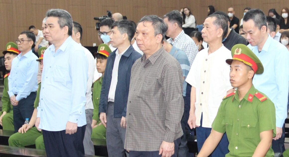 BỊ CÁO NHẬN HỐI LỘ 13,4 TỶ ĐỒNG, CỰU GIÁM ĐỐC BỘ NN-PTNT RƠM RƠM NỨT LÒNG NÓI VỀ MẸ GIÀ