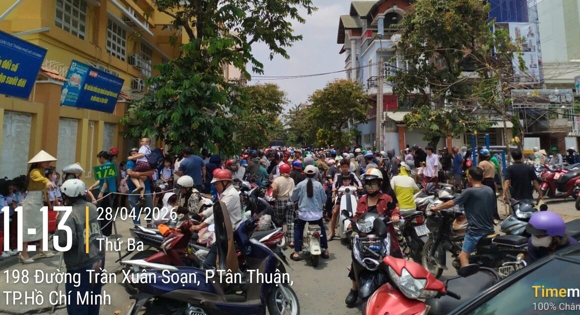 DƯỚI 25 TRƯỜNG HỢP NGHI NGỘ ĐỘC THỰC PHẨM, TRƯỜNG TIỂU HỌC ĐẶNG THÙY TRÂM TẠM DỪNG ĂN BÁN TRÚ!