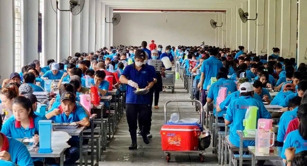 SUẤT CƠM 40.000 ĐỒNG KHÔNG ĐỦ NO, DOANH NGHIỆP PHẢI BÙ LŨ HƠN 100 TRIỆU MỖI THÁNG ĐỂ GIÚP CÔNG NHÂN Ở TP.HCM ĐỪNG SỢ ĐÓI!