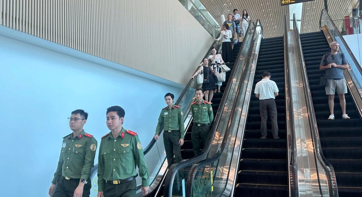 DỪNG LẠI, CHIỀU HÔM NAY CÓ GÌ ĐẶC BIỆT TẠI SÂN BAY TÂN SƠN NHẤT?
