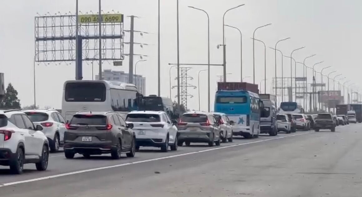 DÒNG XE KẸT CỨNG TRÊN CAO TỐC, KỲ NGHỈ NỐI DÀI GÂY ÁP LỰC GIAO THÔNG TP.HCM!