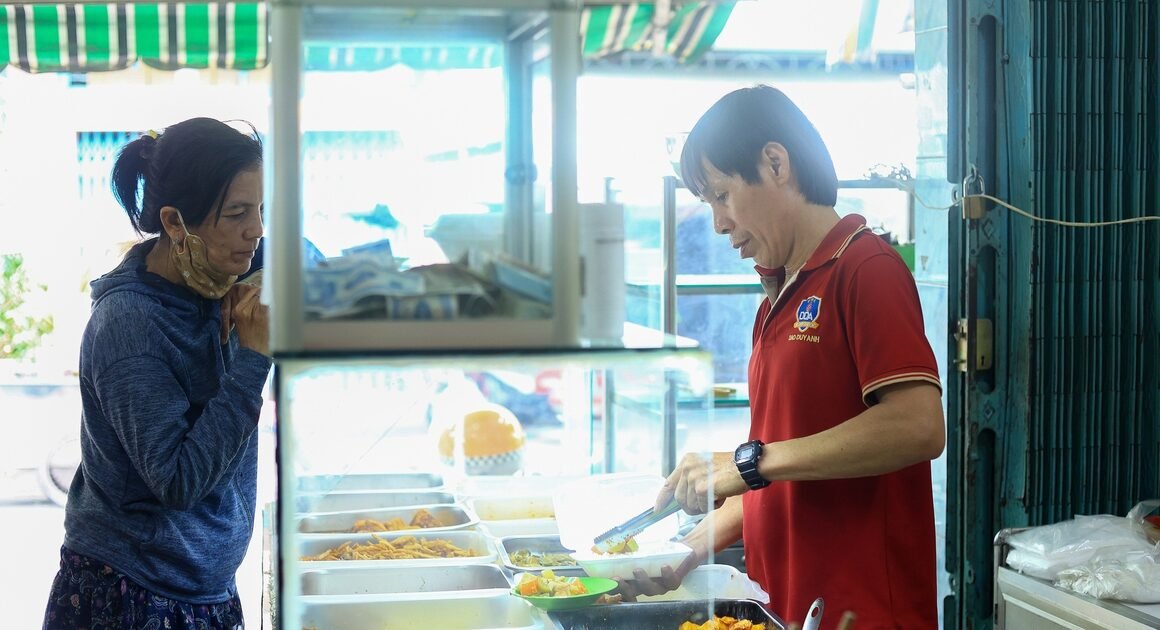 BÍ MẬT GIÚP QUÁN CƠM CHAY 10.000 ĐỒNG Ở TP.HCM VƯỢT QUA BÃO GIÁ GIỮ GIÁ BẤT CHẤP NHIỀU NĂM