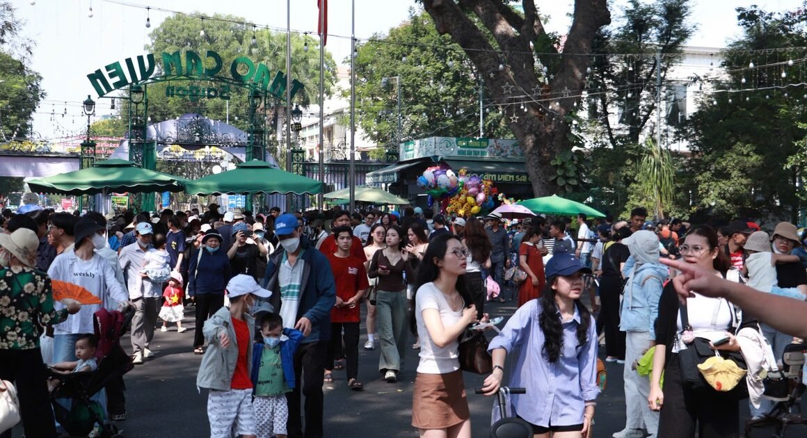 ĐỂ VĨNH BIỆT TỔ TIÊN, NGƯỜI DÂN TP.HCM ĐẾN ĐỀN THỜ VUA HÙNG TỪ SỚM ĐỂ TƯỞNG NHỚ CÔNG ƠN NANH NHIỆT