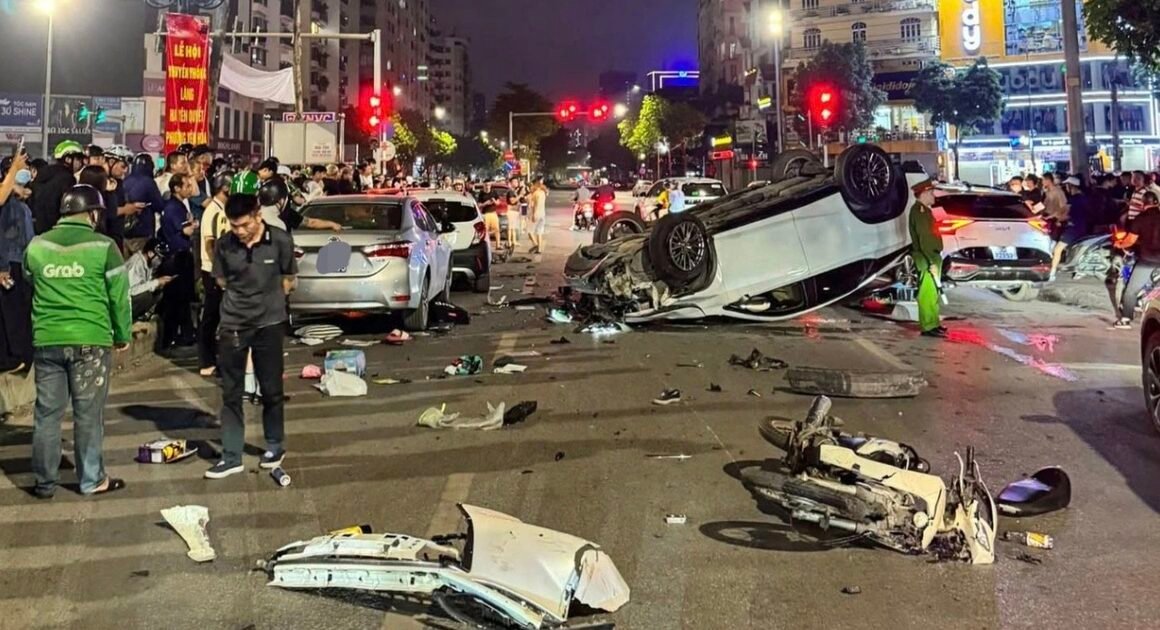 QUÁI KHÚC GIAO THÔNG TRÊN PHỐ TRUNG KÍNH: TÀI XẾ LEXUS TẤN CÔNG LIÊN HOÀN 5 Ô TÔ VÀ 1 XE MÁY!