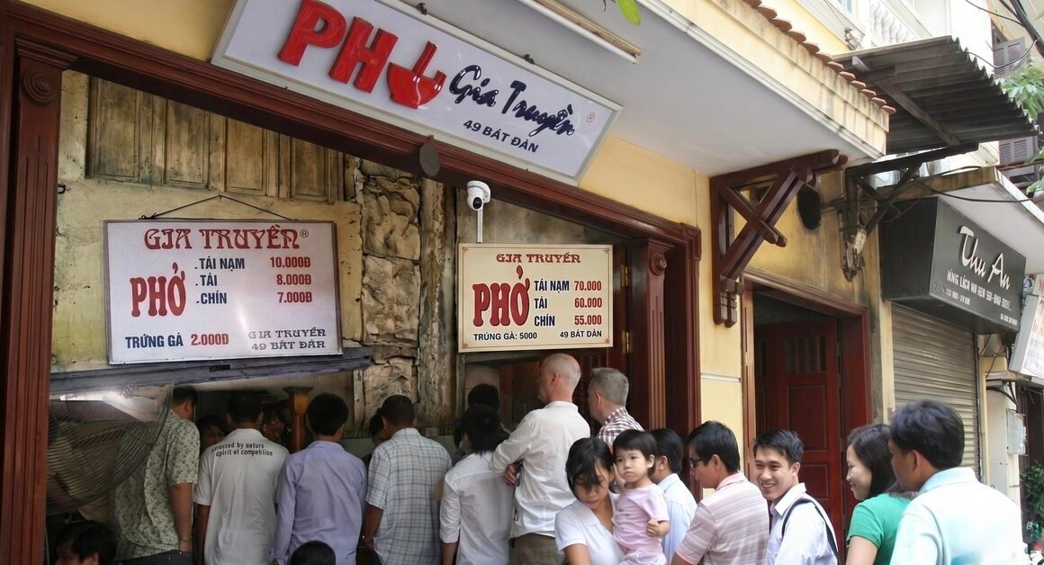 KHÁM PHÁ HÀNH TRÌNH GIÁ PHỞ BÁT ĐÀN TRONG HAI THẬP KỶ – NHỮNG BƯỚC CHUYỂN DỊCH CỦA THỦ ĐÔ