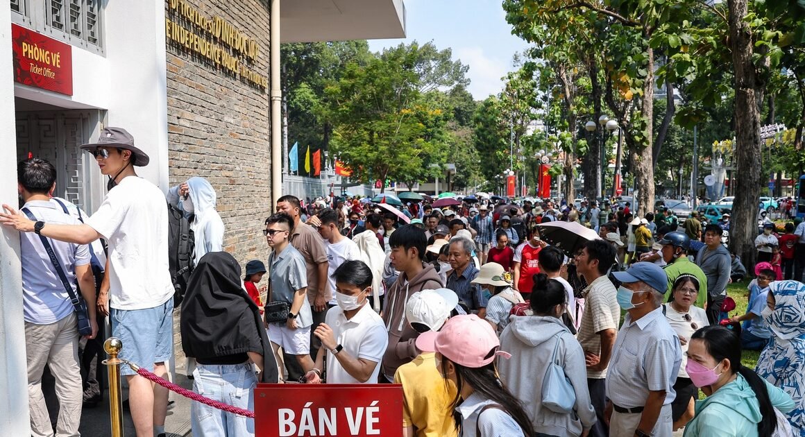 SÁNG 30.4, DÒNG NGƯỜI XẾP HÀNG DÀI CHỜ VÀO THAM QUAN DỊCH VỤ NỘI ĐỊNH ĐỘC LẬP Ồ ẠT NHẤT TRONG NHIỀU NĂM