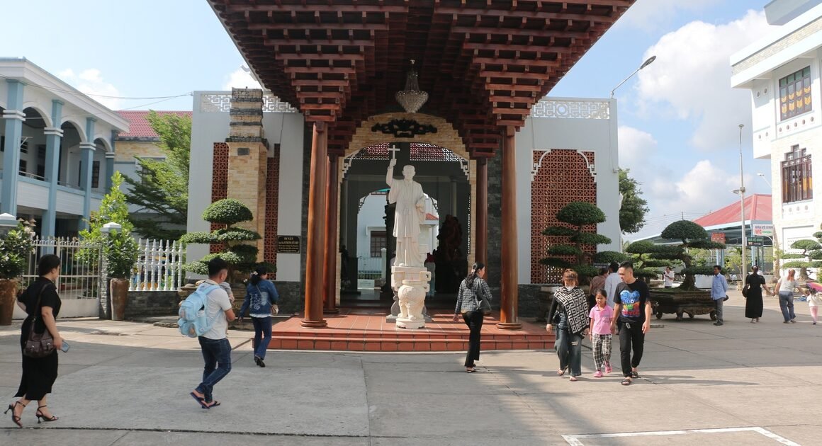 KHÁM PHÁ NƠI HÀNG CHỤC NĂM GỒM GÌNH ẢNH LINH THIÊNG VÀ HUYỀN NHIỆM TRONG LINH THIỆNG TẠI NHÀ THỜ TẮC SẬY!