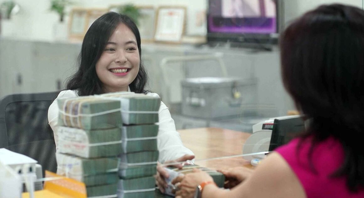 GIẢM LÃI SUẤT TIẾT KIỆM, NHƯNG LIỆU ĐÂY CÓ PHẢI LÀ CÂU CHUYỆN CHÍNH ĐỂ GIẢM CHI PHÍ VAY CHO DOANH NGHIỆP?