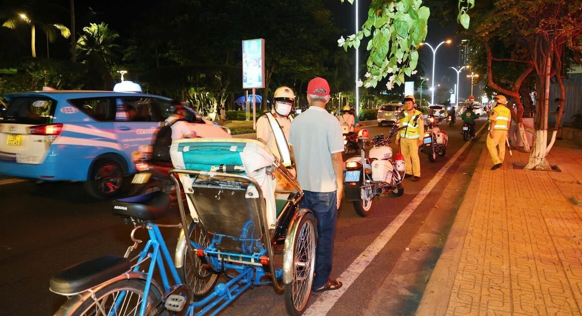 BẠN ĐỌC MUỐN CÓ GIẢI PHÁP NÀO ĐỂ HÒA HỢP GIỮA PHỤC VỤ DU LỊCH VÀ BẢO ĐẢM TRẬT TỰ GIAO THÔNG?