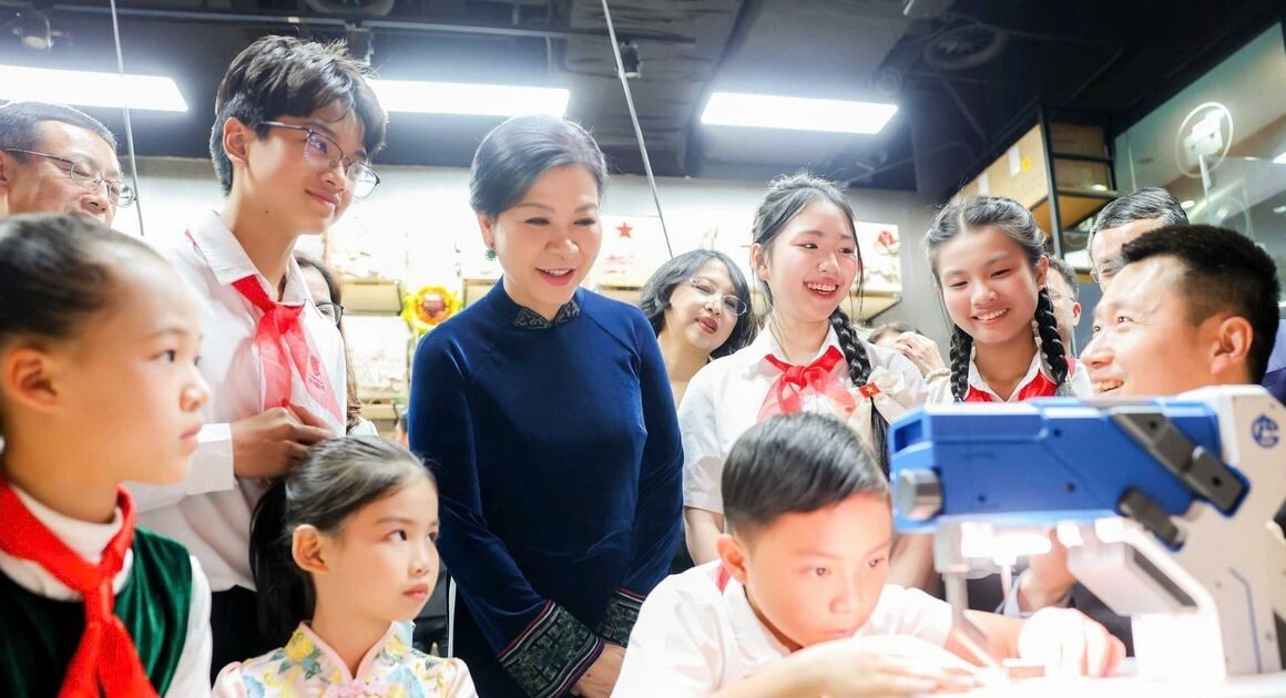 PHU NHÂN TỔNG BÍ THƯ TÔ LÂM NGÔ PHƯƠNG LY GỢI SỨC CHO NGƯỜI THEO DÕI BẰNG CHUYẾN THĂM ĐÁNG CHÚ Ý TẠI BẮC KINH NGÀY HÔM NAY