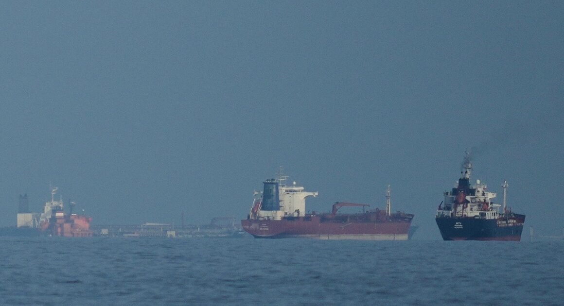 AO BIẾN LOẠN PHƯƠNG NAM, HƠN 10 NGÀY NÃO NHIỄU TÀU THƯƠNG MẠI QUA EROU HORMUZ ĐƯỢC ‘HOÀN TOÀN THÔNG SUỐT’