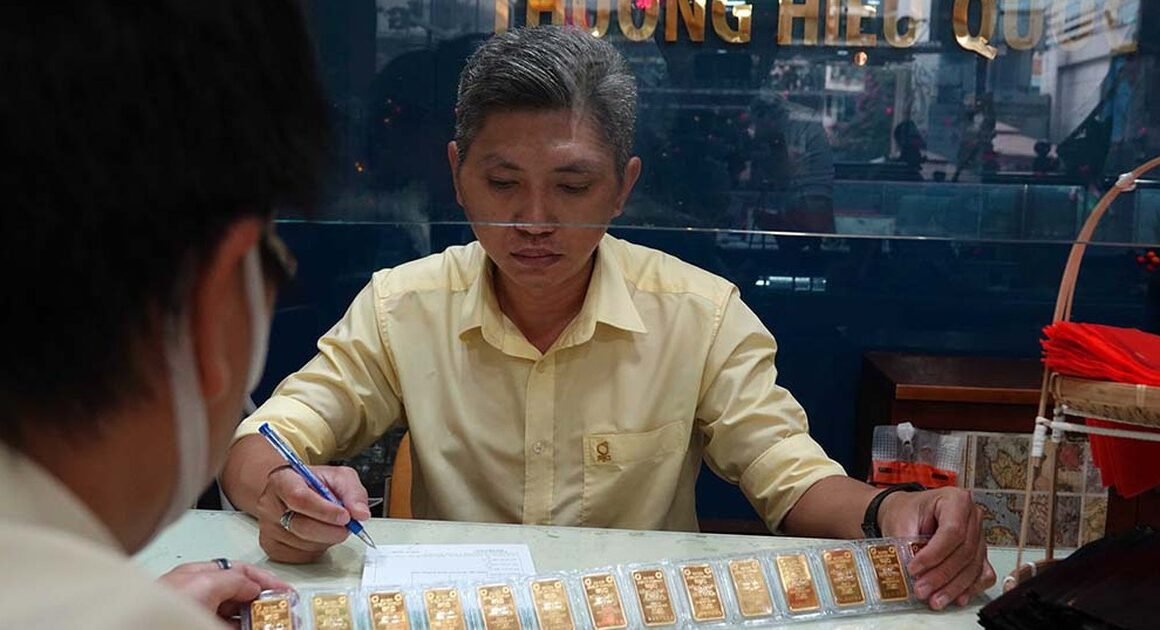 VÀNG ĐANG GẬP GHỀNH, LIỆU ĐỦ LẬP VÁCH ĐỂ KHÔNG MẤT NỢN?