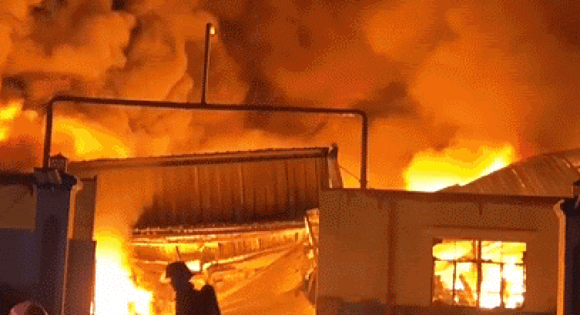 ĐÁM CHÁY KINH HOÀNG VỤT NHANH TẠI CÔNG TY SƠN SÂU, TIẾNG NỔ LIÊN TỪNG CHIẾC GƯƠNG CẦU CỨU, LƯỠI LỬA LAN RỘNG KHẮP KHU NHÀ XƯỞNG