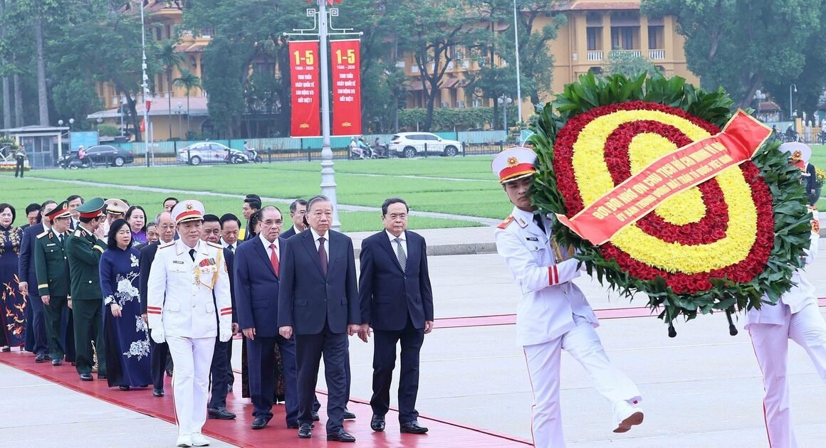 LÃNH ĐẠO ĐẢNG, NHÀ NƯỚC ĐÃ KHÊ HỨNG VÀO LĂNG VIẾNG CHỦ TỊCH HỒ CHÍ MINH NHÂN KỶ NIỆM 51 NĂM NGÀY THỐNG NHẤT ĐẤT NƯỚC!
