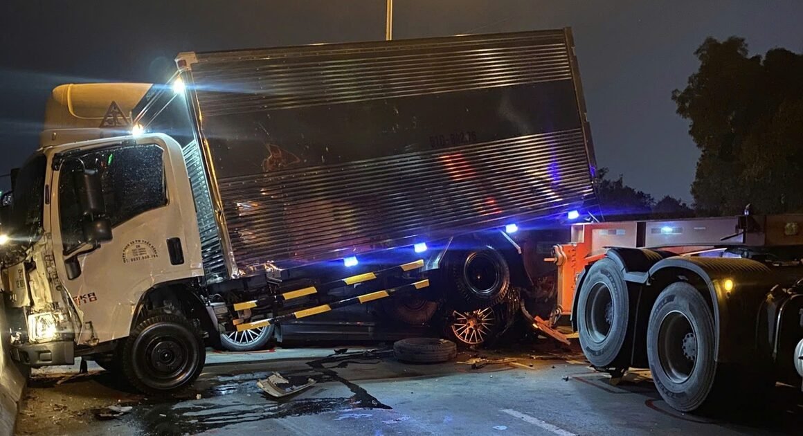 CHUYẾN GẶP ĐÁNG TIẾC TRÊN CẦU PHÚ MỸ KHI 6 Ô TÔ TẤN CÔNG NHƯNG CHUYẾN ĐI CŨNG CHƯA KẾT THÚC!