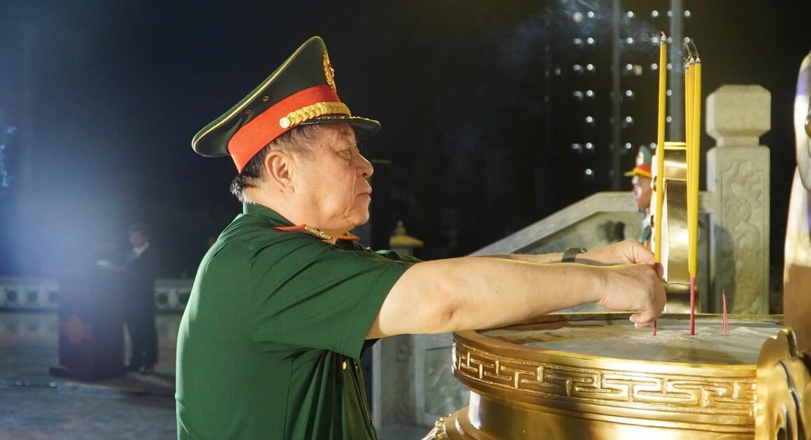 ĐẠI TƯỚNG NGUYỄN TRỌNG NGHĨA LẠI ĐẾN GIA LAI, TẶNG QUÀ GIA ĐÌNH CHÍNH SÁCH NHÂN KỶ NIỆM 51 NĂM NGÀY THỐNG NHẤT ĐẤT NƯỚC!
