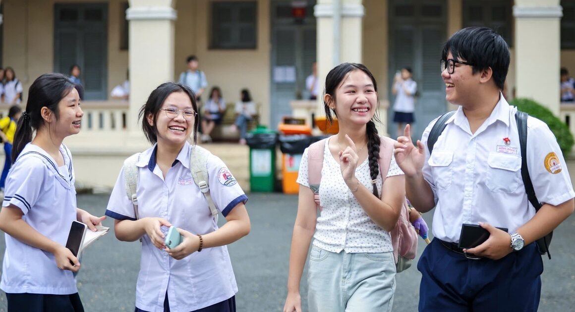 HÀNG TRĂM NGHÌN THÍ SINH HƯỚNG VỀ TRƯỜNG THI, SĂN SÁN CHO NGÀY ĐẠI HỘI CHẤN ĐỘNG!