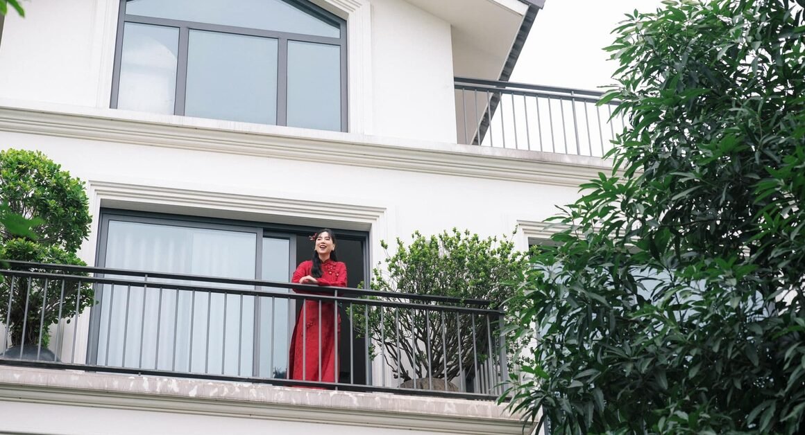Dù đã rời xa ánh đèn sân khấu, cuộc sống giàu sang của mỹ nhân VTV này vẫn khiến công chúng tò mò không rời!