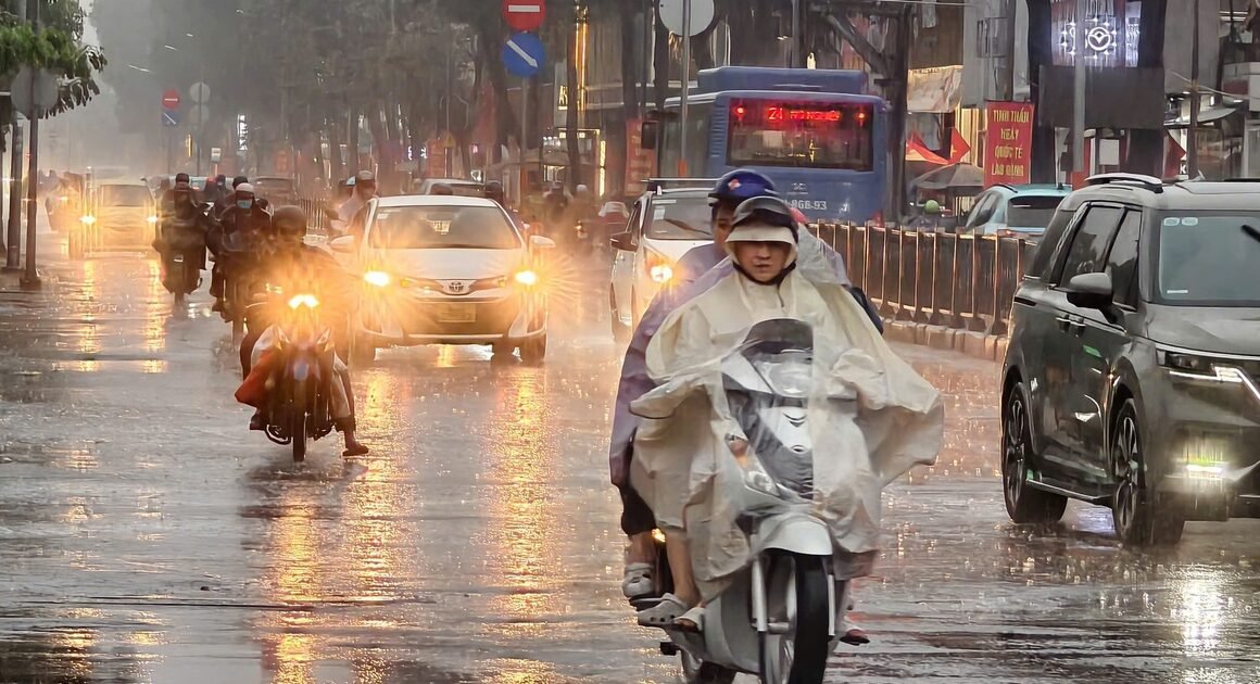 MƯA VÀNG SẮP VỀ, BÁO ĐỘNG MÙA MƯA ĐANG GẦN KHIẾN TP.HCM VÀ NAM BỘ HỨNG SƯỚC!