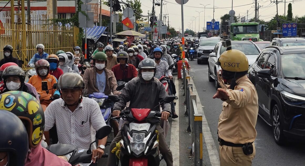 HÀNG NGÀN NGƯỜI DÂN ĐỔ VỀ TP.HCM, CÁC CỬA NGÕ PHÍA TÂY CHCNH ĐÔNG ĐÚC, GÂY CHUỘT CHẬM GIAO THÔNG!